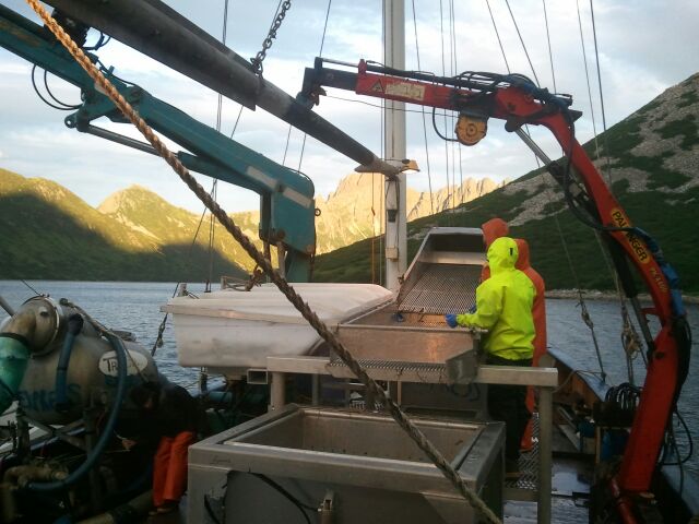 8112011TakingfishatDevilsBayAlaskaPeninsulaExpress.jpg